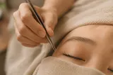 まつエク施術中
